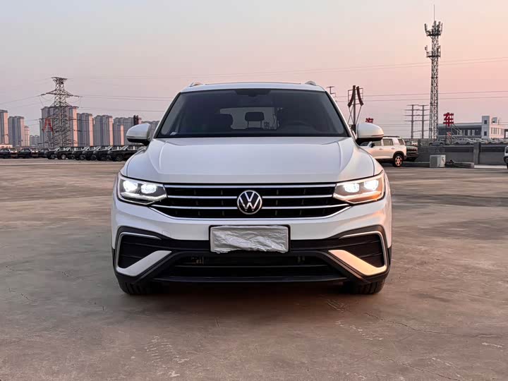 Фото 2 - Volkswagen Tiguan L Pro