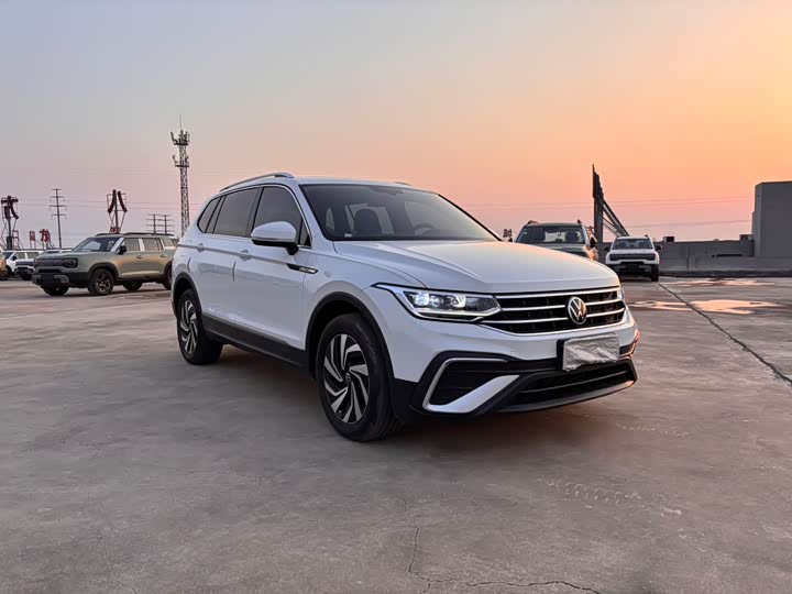 Фото 3 - Volkswagen Tiguan L Pro