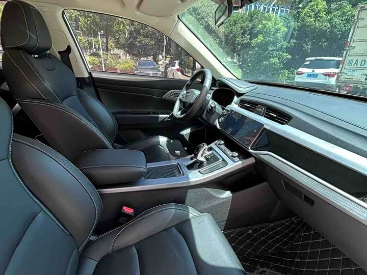 Фото 7 - Geely Atlas