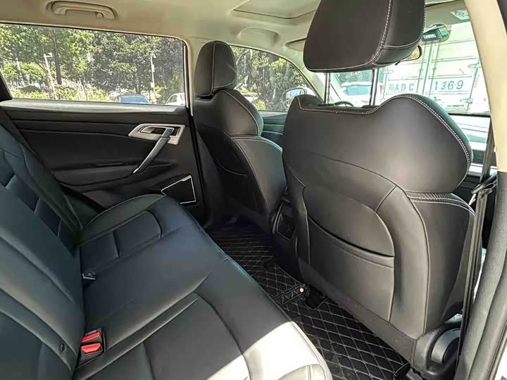 Фото 8 - Geely Atlas