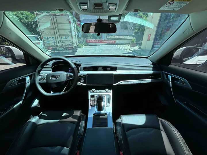 Фото 9 - Geely Atlas