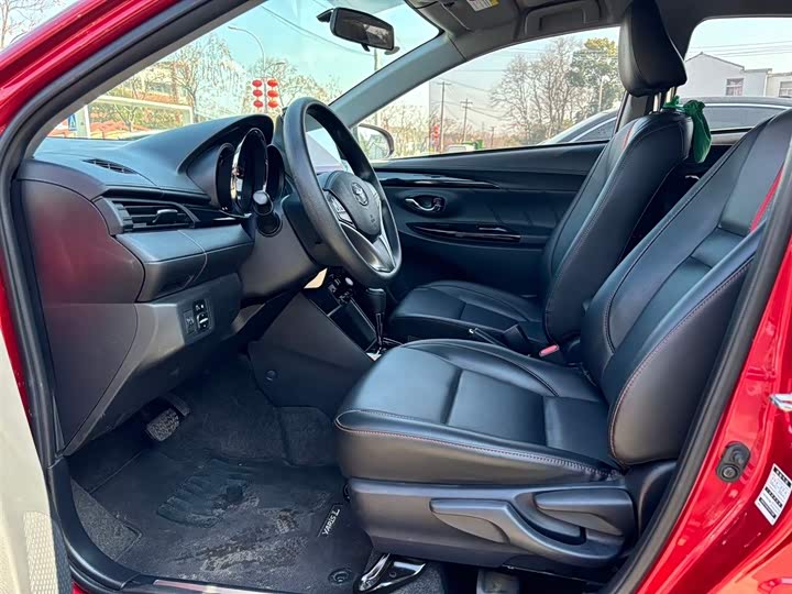 Фото 5 - Toyota Yaris L Hatchback