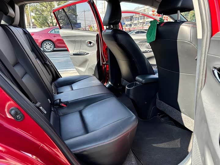 Фото 7 - Toyota Yaris L Hatchback