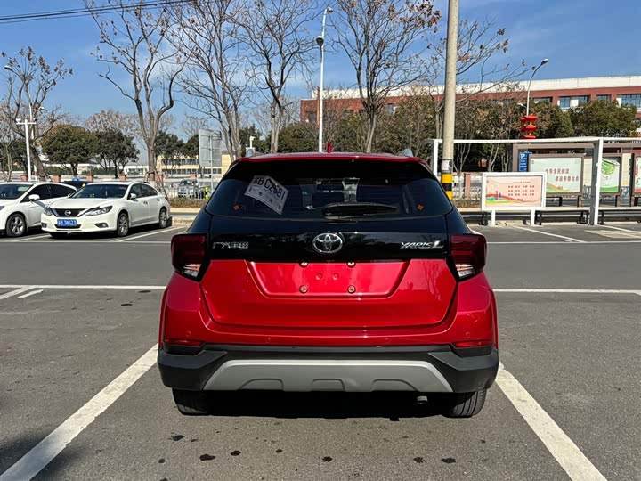 Фото 9 - Toyota Yaris L Hatchback