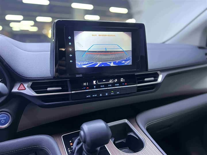 Фото 9 - Toyota Sienna