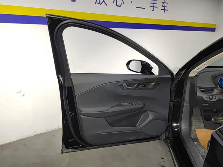 Фото 7 - Hongqi E-QM5