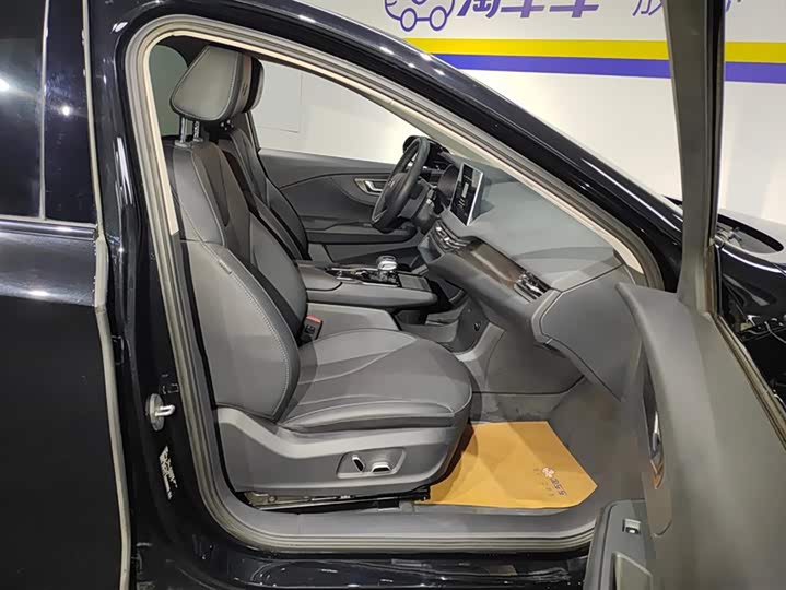 Фото 8 - Hongqi E-QM5