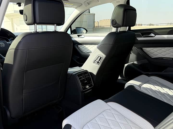 Фото 5 - Volkswagen Magotan