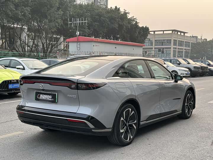 Фото 4 - Mazda EZ-6