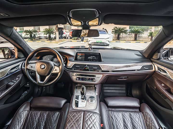 Фото 8 - BMW 7 Series