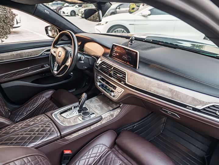 Фото 9 - BMW 7 Series
