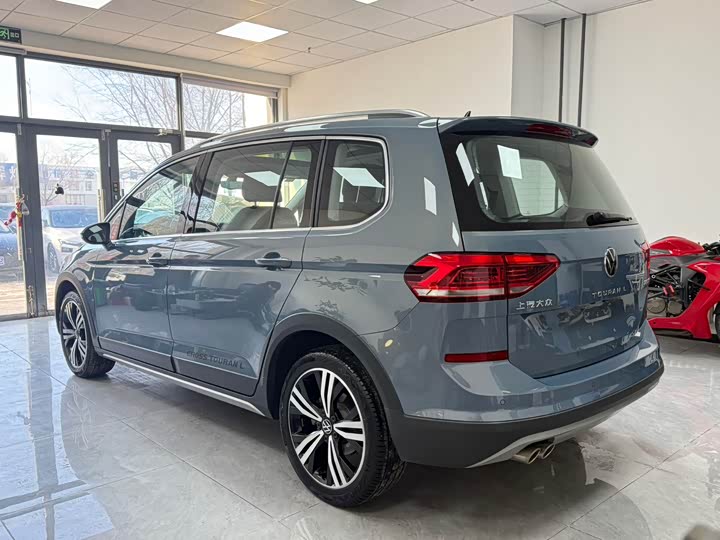 Фото 6 - Volkswagen Touran L