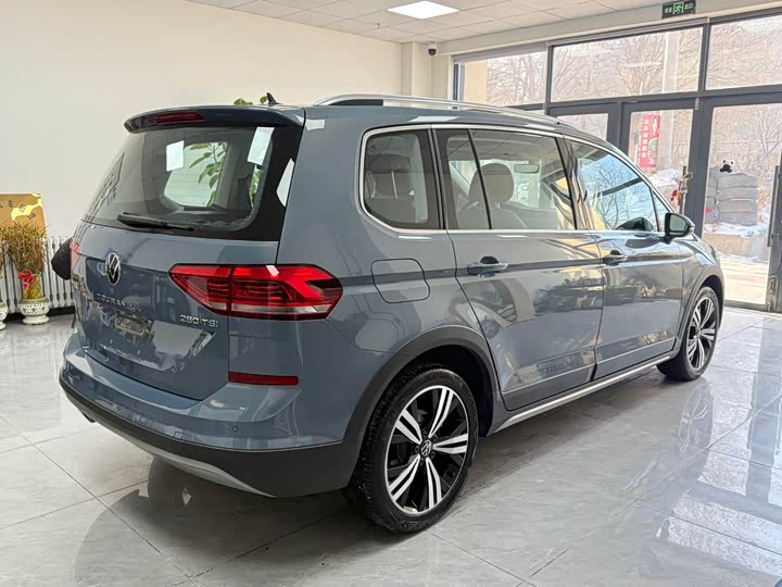 Фото 8 - Volkswagen Touran L