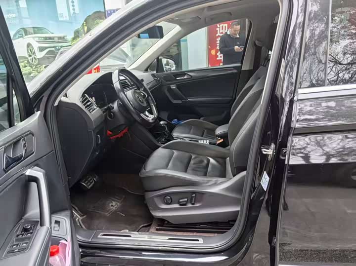 Фото 3 - Volkswagen Tiguan L Pro