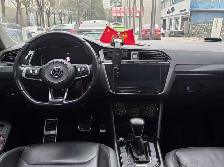 Фото 4 - Volkswagen Tiguan L Pro