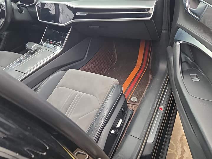 Фото 8 - Audi A6L