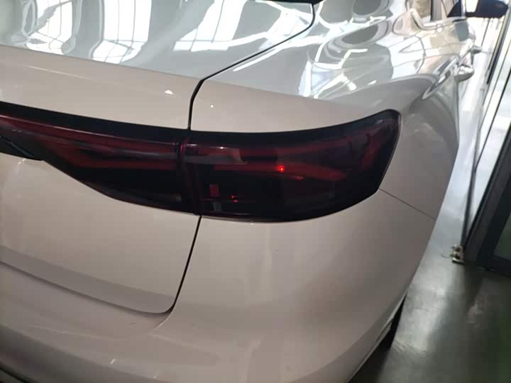 Фото 8 - Geely Emgrand