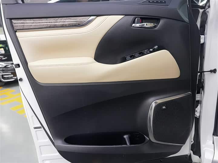 Фото 9 - Toyota Alphard