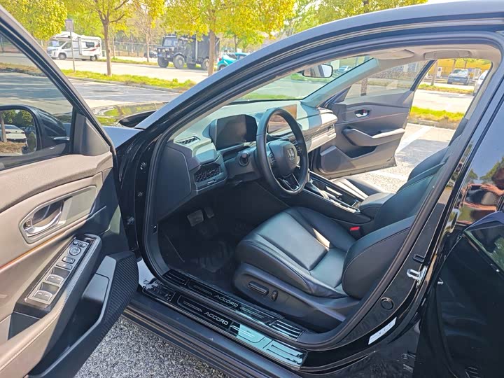 Фото 4 - Honda Accord