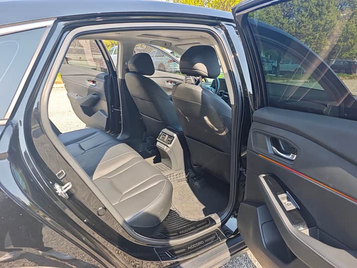 Фото 8 - Honda Accord