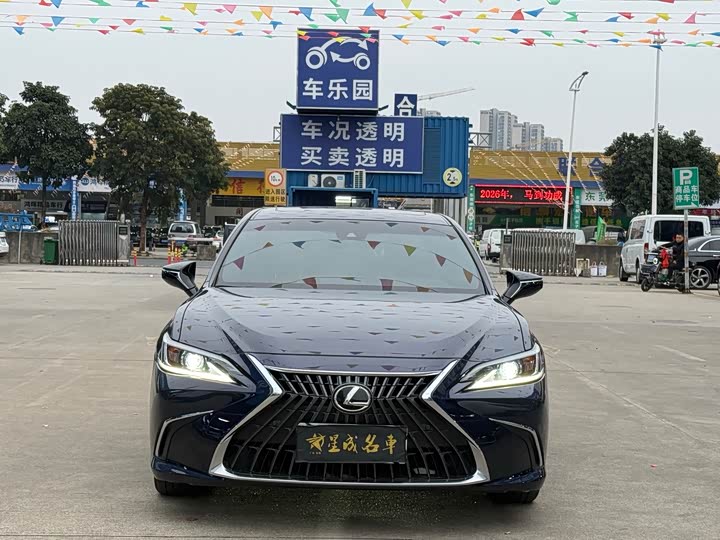 Фото 2 - Lexus ES