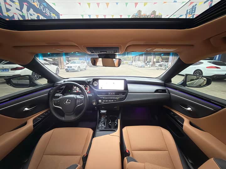 Фото 8 - Lexus ES