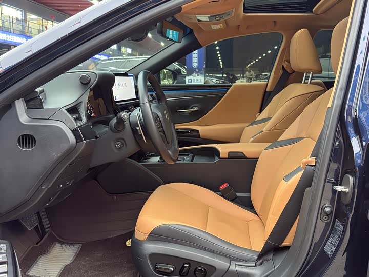 Фото 9 - Lexus ES