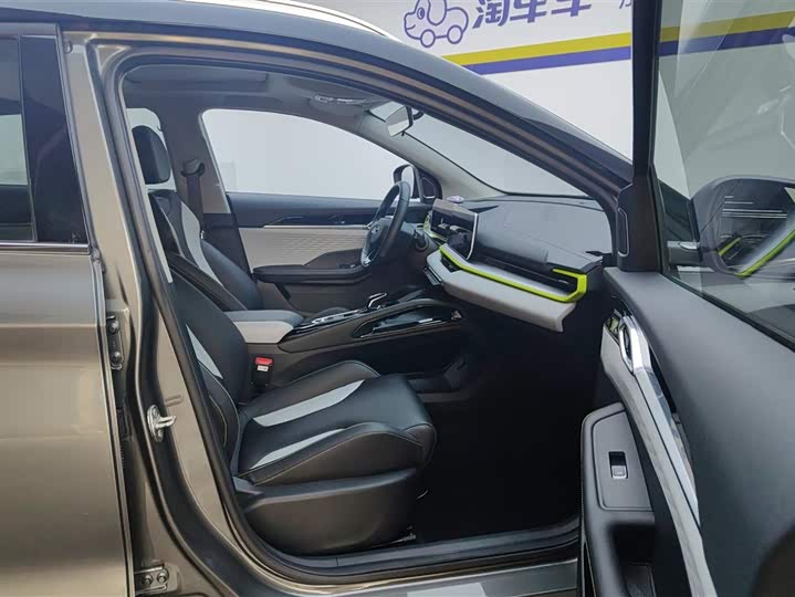 Фото 8 - Geely Coolray