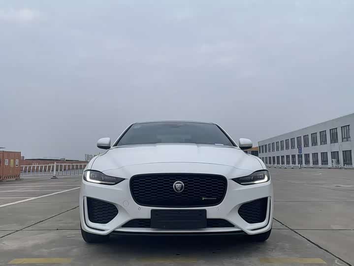 Фото 2 - Jaguar XE L