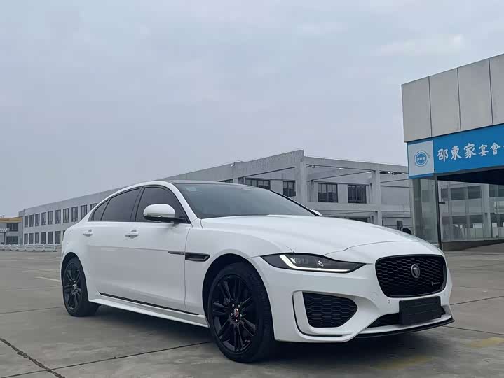 Фото 3 - Jaguar XE L