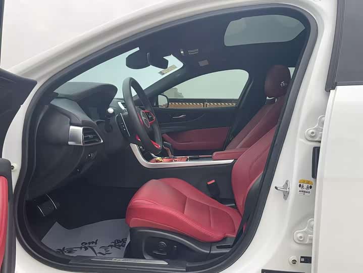 Фото 4 - Jaguar XE L