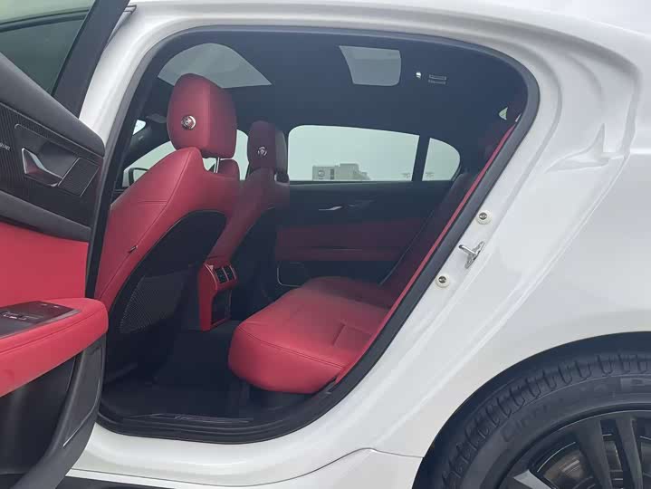 Фото 6 - Jaguar XE L