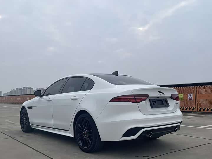 Фото 7 - Jaguar XE L