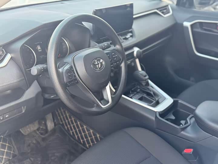 Фото 4 - Toyota RAV4