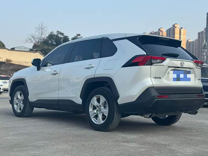 Фото 7 - Toyota RAV4
