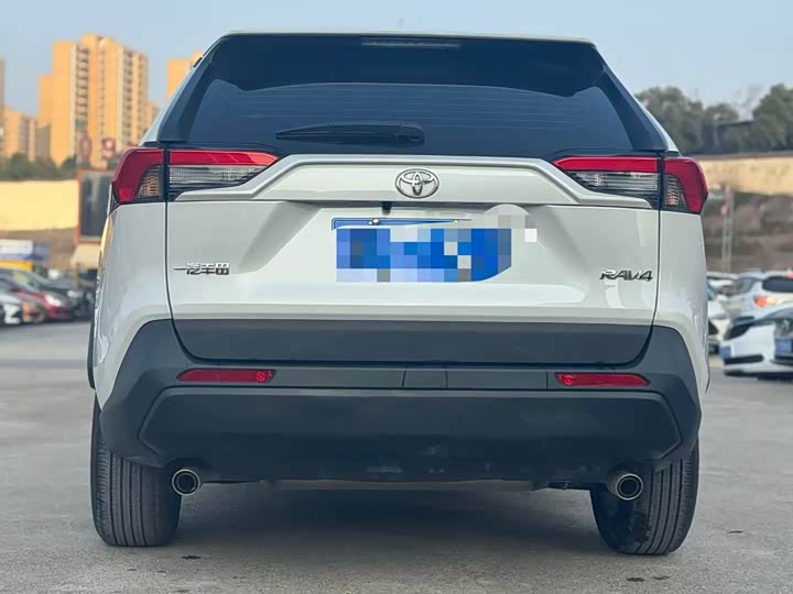 Фото 8 - Toyota RAV4