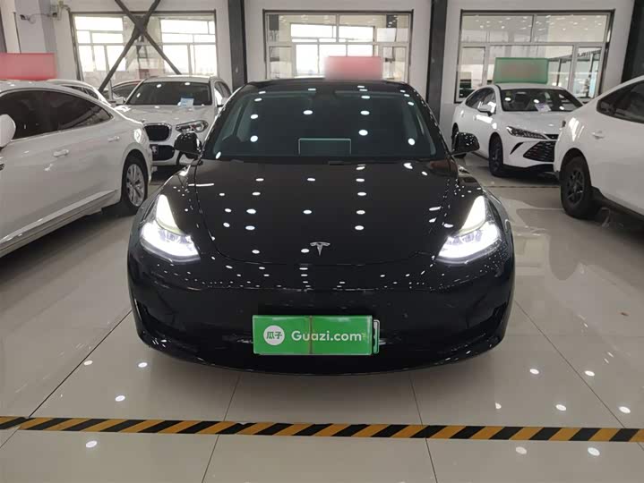 Фото 3 - Tesla Model 3