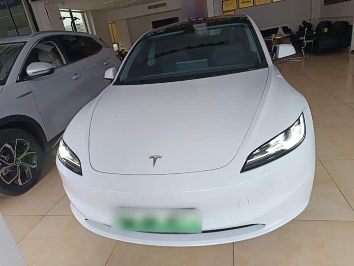 Фото 3 - Tesla Model 3