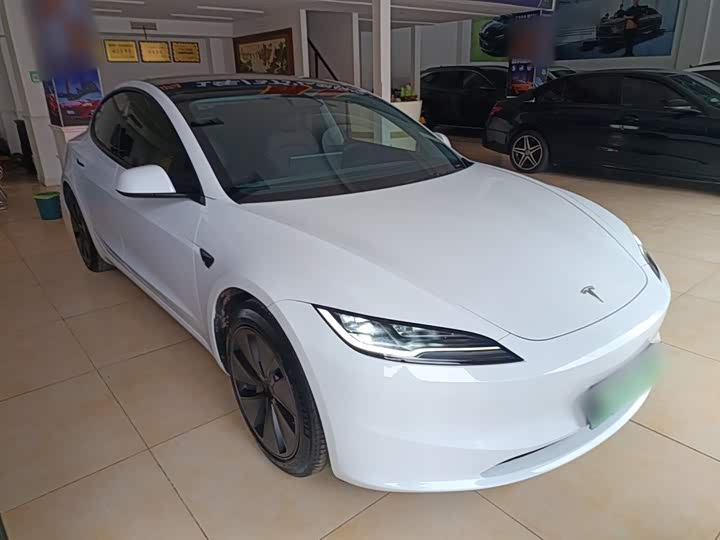 Фото 4 - Tesla Model 3