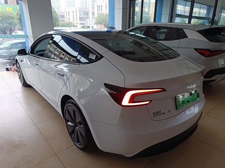 Фото 5 - Tesla Model 3