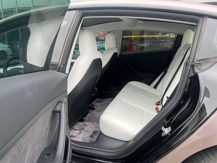 Фото 4 - Tesla Model 3