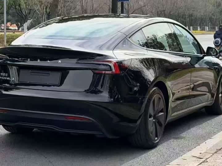 Фото 3 - Tesla Model 3