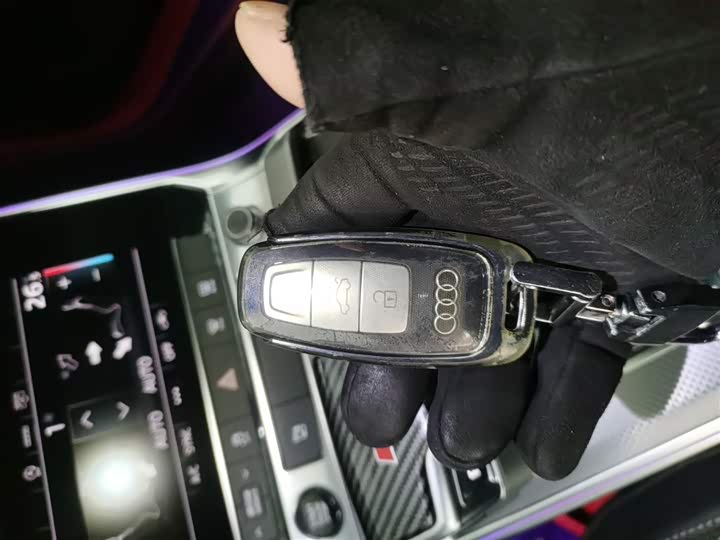 Фото 9 - Audi A6L