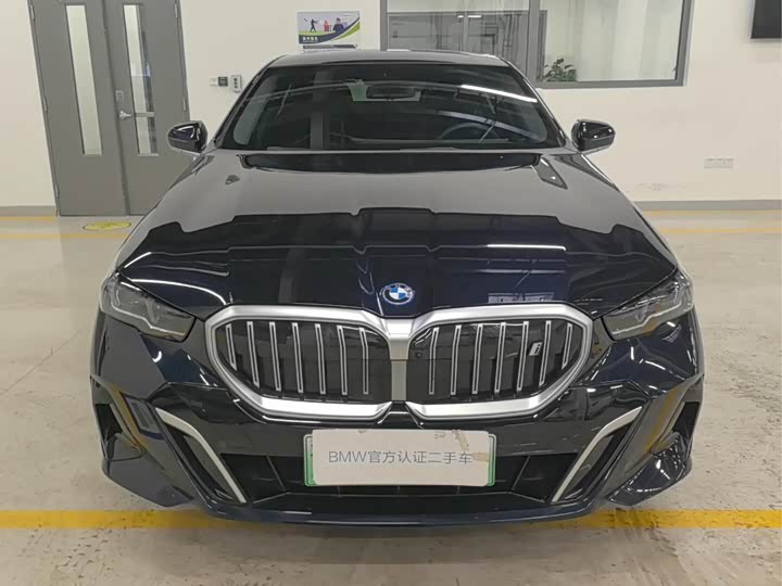 Фото 2 - BMW i5
