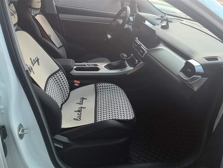 Фото 8 - Geely Coolray