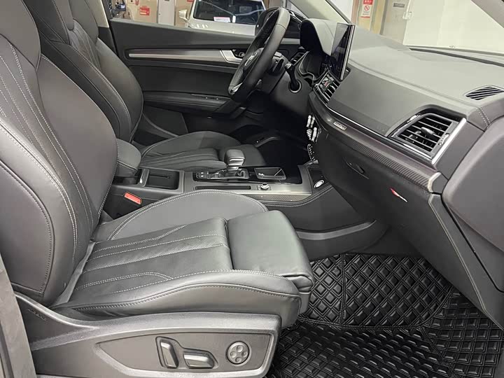 Фото 9 - Audi Q5L