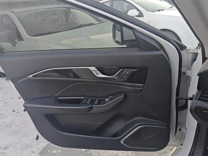 Фото 7 - Bestune B70