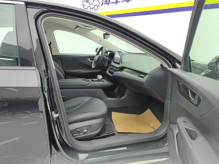 Фото 8 - Hongqi E-QM5