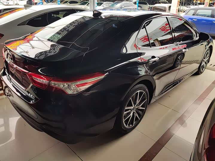 Фото 3 - Toyota Camry