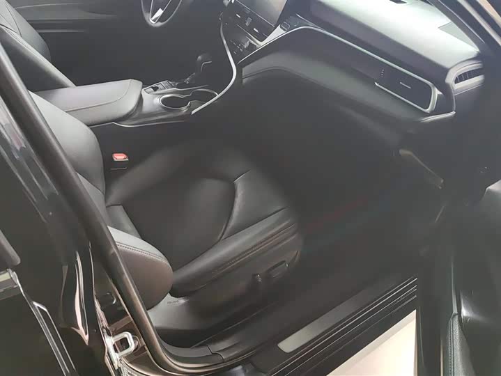 Фото 8 - Toyota Camry